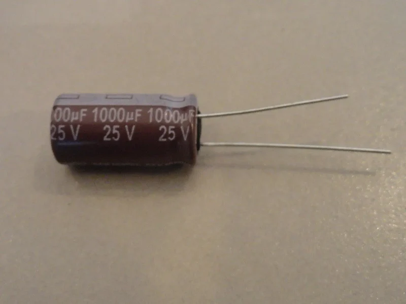Condensatore elettr.radiale 1000uf25v 105° 10x20mm -rohs-conforme- Ennebiservice